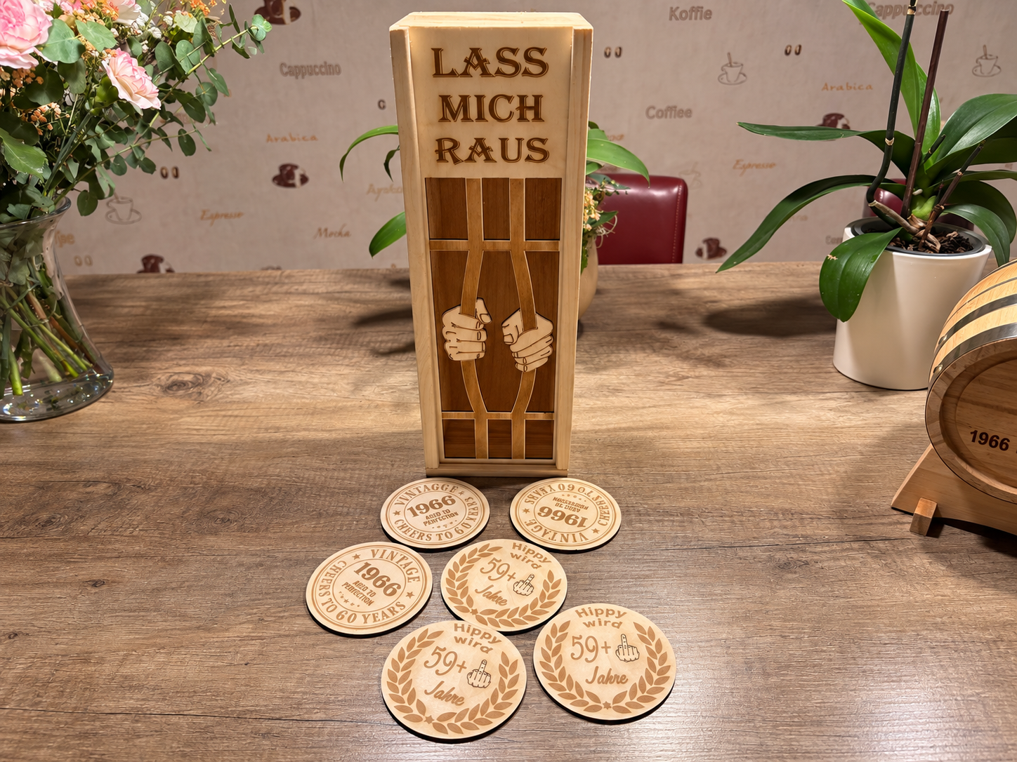 Holz-Flaschenbox mit der Gravur Lass mich raus und personalisierte Geburtstagsuntersetzer